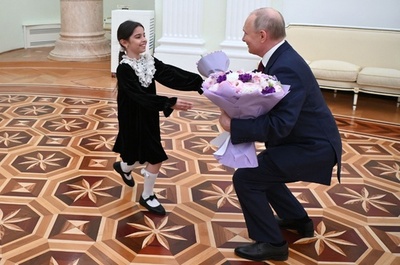 プーチン氏、8歳少女と大統領府で面会 花束贈り談笑
