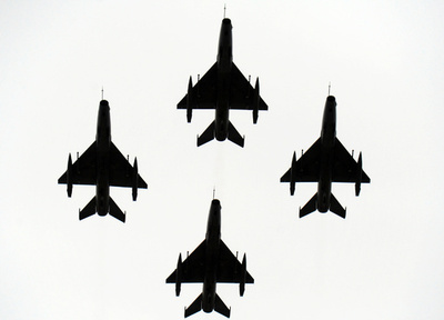 パキスタン、空爆と衝突で計75人死亡