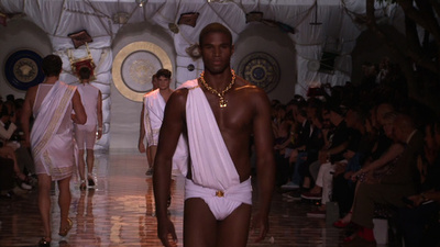 動画：メッシュ素材がアクセント、「ヴェルサーチ」15年春夏メンズ