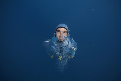 青く深い海の精霊、フリーダイバーのギョーム・ネリー