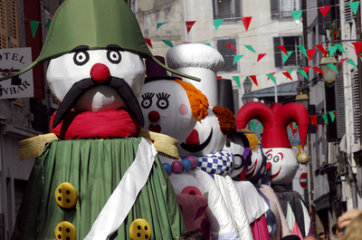 フランスの夏祭り「バイヨンヌ祭」、白と赤の衣装で