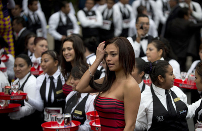 トレー持ってウエーターとウエートレスが徒競争、メキシコ