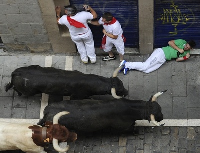 仏男性が牛に突かれ死亡、スペイン東部の牛追い祭り