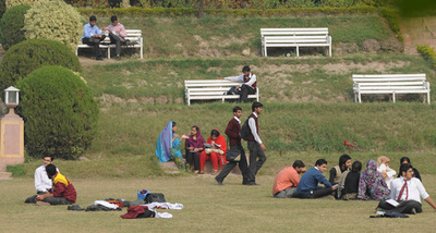 男女混合歓迎会を企画した教授刺殺、パキスタンの大学生逮捕