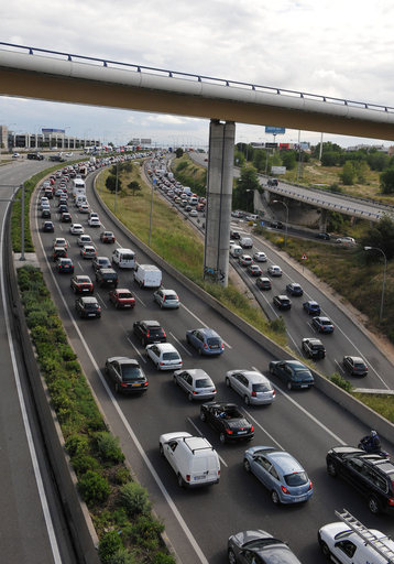息子2人をトランクに入れて運転の父親逮捕、スペイン