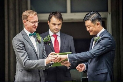 中国で英総領事が同性婚、ネットで賛否両論に