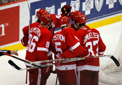 ＜06-07NHL プレーオフ＞レッドウィングス ダックスを降し初戦を白星で飾る - 米国