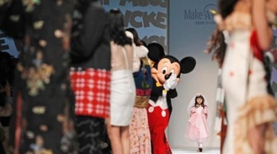 白血病の女の子の夢かなう ミッキーと一緒にランウェイへ 上海