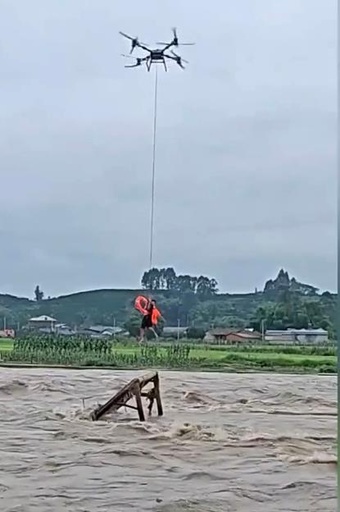 中国四川省で豪雨 ドローンが川で遭難した男性の救出に成功