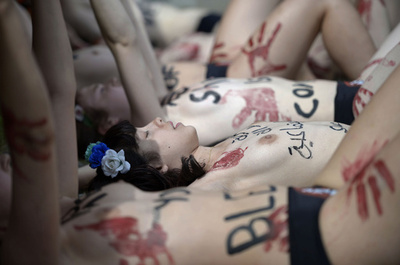 女性権利団体FEMEN、エジプト大使館前でトップレス抗議