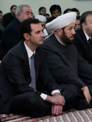 シリアのアサド大統領がモスク訪問、久々に公の場に