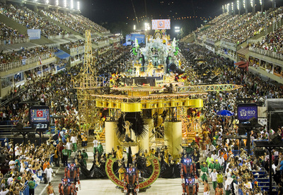 「豊胸手術してないダンサー求む」、リオのサンバスクール