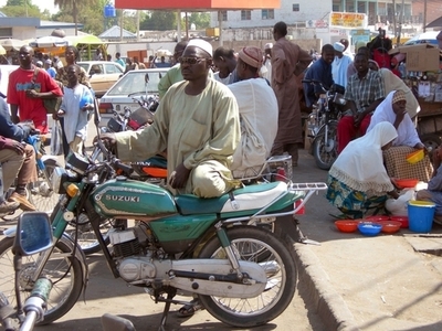 ナイジェリア北東部の市場で無差別攻撃、30人死亡か 目撃者証言
