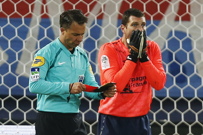 仏ベテランGK、相手選手の「ロボット」パフォに激怒し退場処分