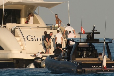 PSG加入のネイマール、南仏リゾート地で船上パーティー