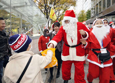 サンタクロース養成学校卒業したての60人、都内を大行進