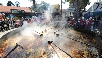 1万人分の巨大豆シチューでギネスに挑戦、ウルグアイ
