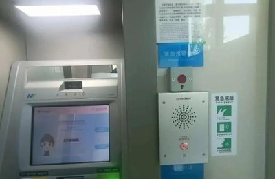 中国ではぐれた女の子 銀行のATMで自らを救う