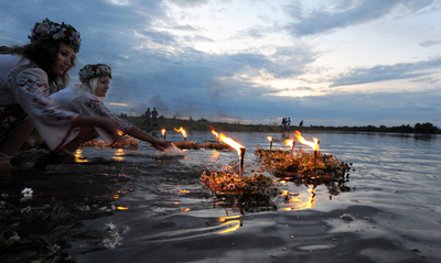 ベラルーシで伝統的な祝祭「イワン・クパーラ」