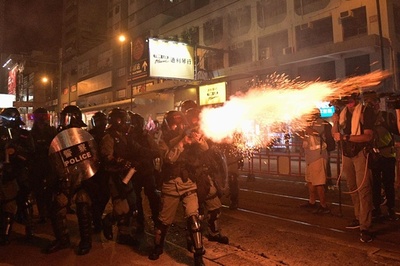 香港で16週連続の週末デモ、老人に催涙スプレー 「警察国家になった」と人気歌手
