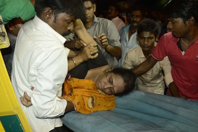 インド東部で将棋倒し、32人死亡 火災のうわさでパニックに