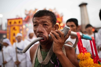 あいたたた……タイ・プーケットで恒例の奇祭