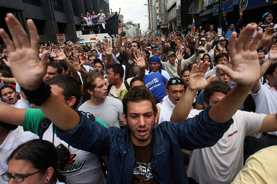ベネズエラ、憲法改正に反対する学生デモ隊と治安部隊が衝突