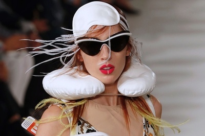 エアピローに安眠マスク 荷物用シールまで、「メゾン・マルジェラ」18年春夏