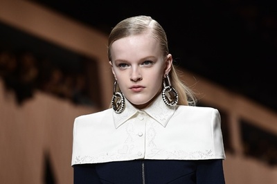 スクエアショルダーに刺繍とつけ襟でアレンジ、「フェンディ」18/19年秋冬