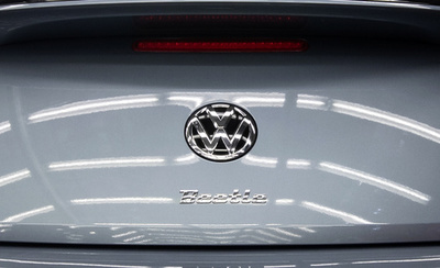 ナチスの象徴と並ぶビートルの写真、VW メキシコ代理店との契約打ち切り