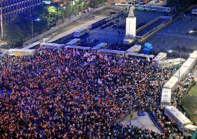 韓国、米牛肉輸入の抗議デモで約230人逮捕