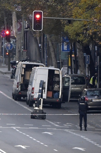 スペイン与党本部にガスボンベ積んだ車突っ込む、負傷者はなし
