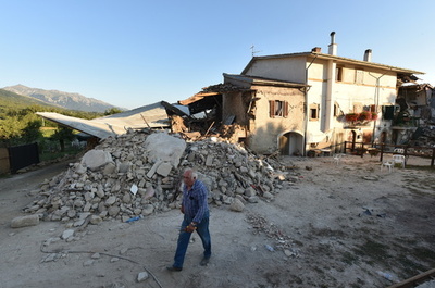 伊地震被害の町、仏紙シャルリーを提訴 被災者風刺は「侮辱」