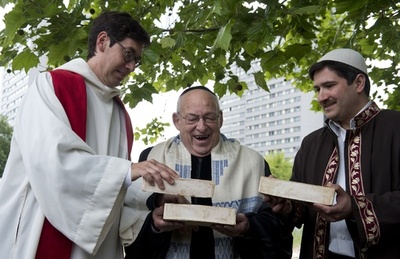 キリスト、イスラム、ユダヤ教徒が集う祈りの施設 独ベルリン