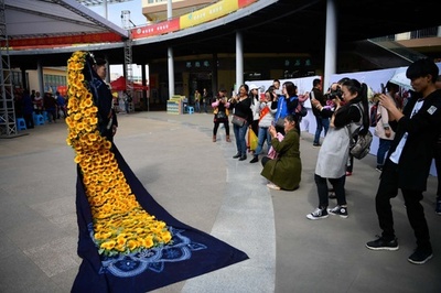 モデルが花の衣装で「花妖精」の座を争う　中国・昆明
