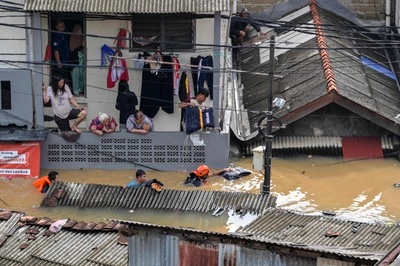 【今日の1枚】水没する住宅地 インドネシア