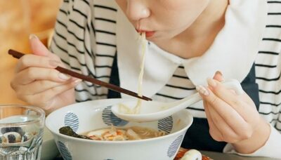 スプーン＆箸「両手で食べるのはマナー違反？」…韓国・新入社員の食事法に賛否