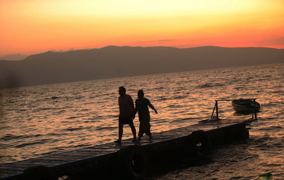 バルカン半島のマケドニアで熱波 夕暮れ待つ人びと