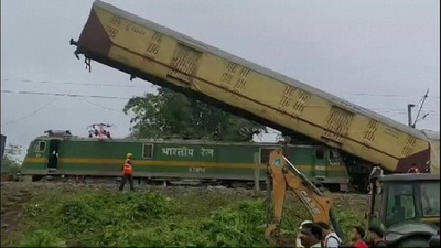 動画:急行列車に貨物列車が衝突 8人死亡 インド