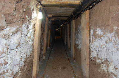 米メキシコ国境でエアコン付き麻薬密輸トンネル見つかる