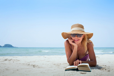 欧州の旅行者、休暇中の楽しみは今も「読書」