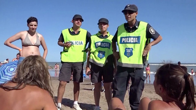 トップレス禁止に抗議！上半身裸の女性たちがデモ アルゼンチン