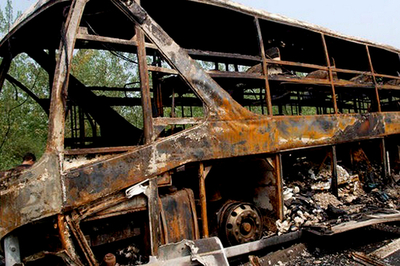 中国中部の高速道路で2階建てバスが炎上、41人が死亡