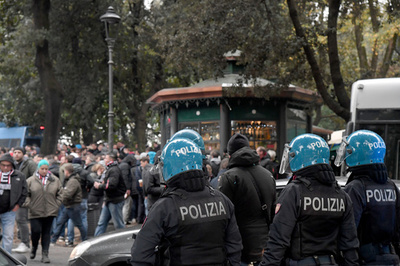 ヨーロッパリーグ控えファンら衝突、刺され1人重体 ローマ