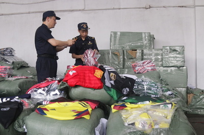 サッカーW杯関連商品の商標権侵害、押収品は約13万件 広東の税関