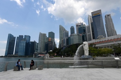 自由と引き換えの安定 シンガポール模倣が香港の道？