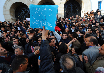 チュニジア旧与党を解党