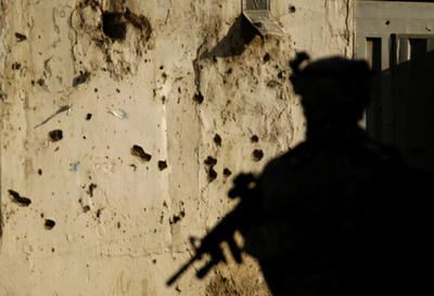 イラク人警察官が米軍兵士らを射殺、内務省関係者