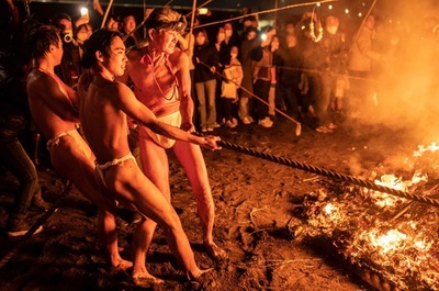 【今日の1枚】浜で伝統火祭り「大磯の左義長」