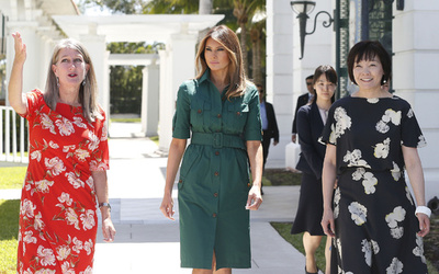 昭恵夫人、メラニア夫人と米フロリダ州の博物館見学